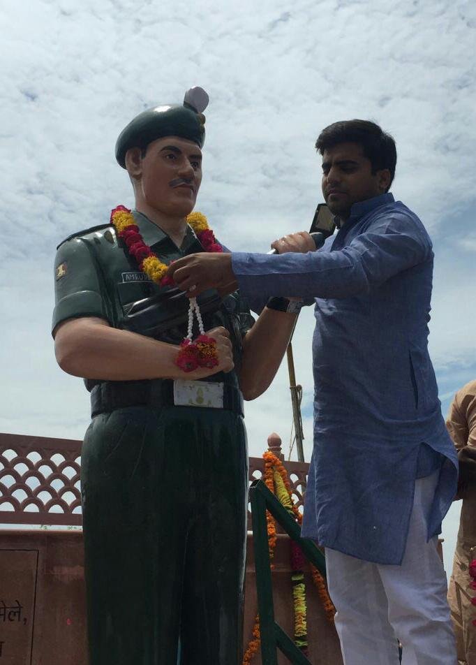 आखिर कई सालों बाद हो सका शहीद की प्रतिमा का अनवरण; हमेशा याद की जायेगी शहीद की शहादत: तेज प्रताप यादव  | New India Times