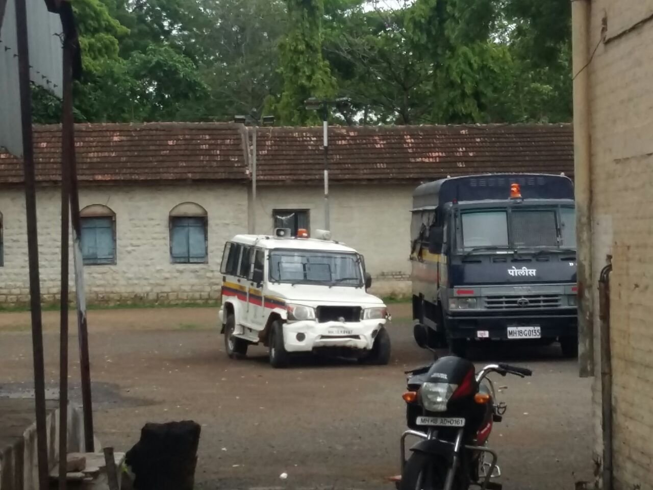 आरोपी द्वारा पुलिस वैन पर कब्जा करने की कोशिश में गाड़ी पलटी, तीन पुलिस कर्मी घयाल | New India Times