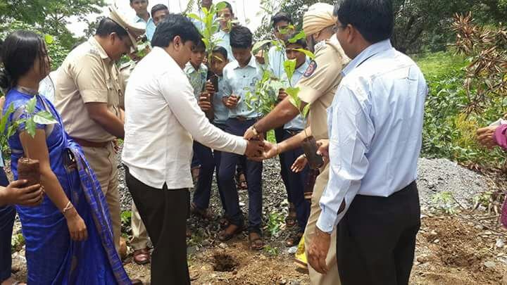 "सांसें हो रही हैं कम, आओ मिलकर पेड़ लगाएं हम": समाज सुधारक फाउंडेशन व शांतिनगर पुलिस स्टेशन की ओर से किया गया वृक्षारोपण  | New India Times