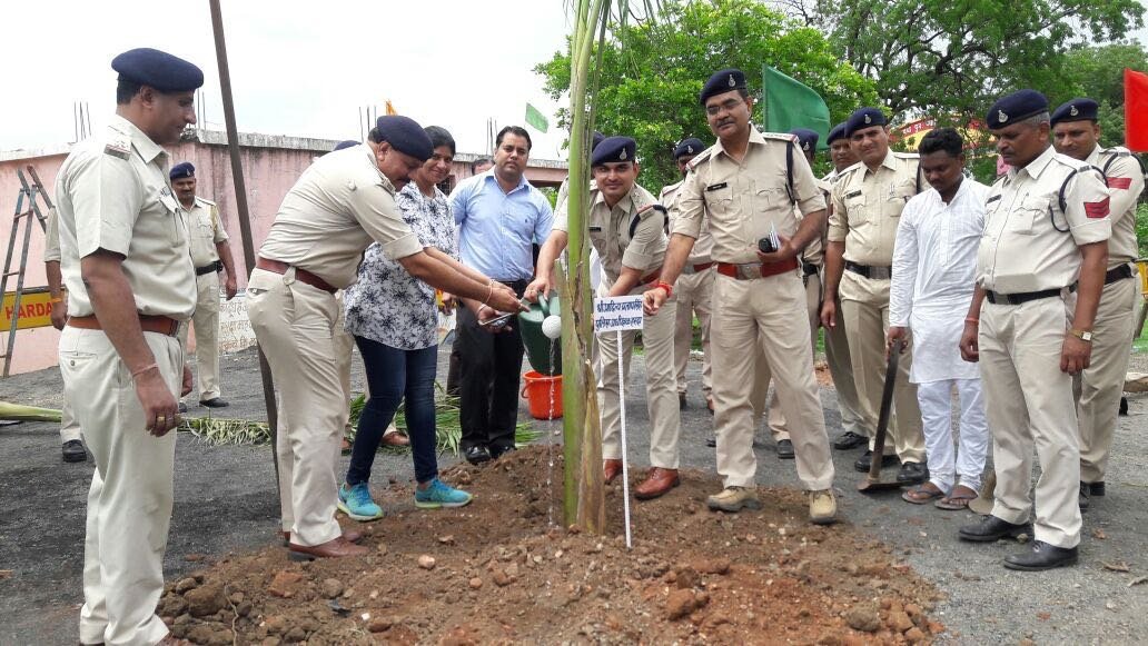 गुरु पुर्णिमा के अवसर पर पुलिस ने किया वृक्षारोपण | New India Times