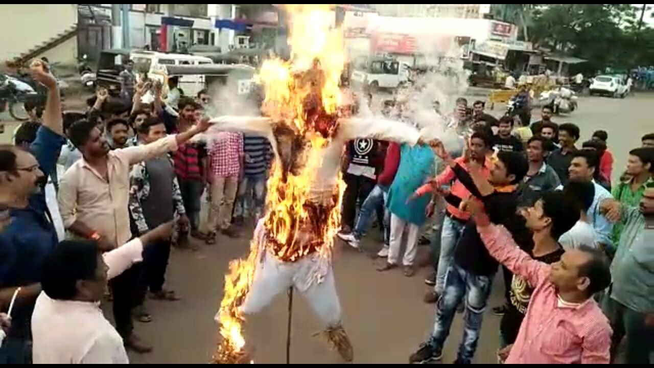 जम्मू कश्मीर में अमरनाथ यात्रियों पर हुए हमले के विरोध में रायसेन में आतंकवाद का पुतला दहन कर हुआ विरोध प्रदर्शन | New India Times