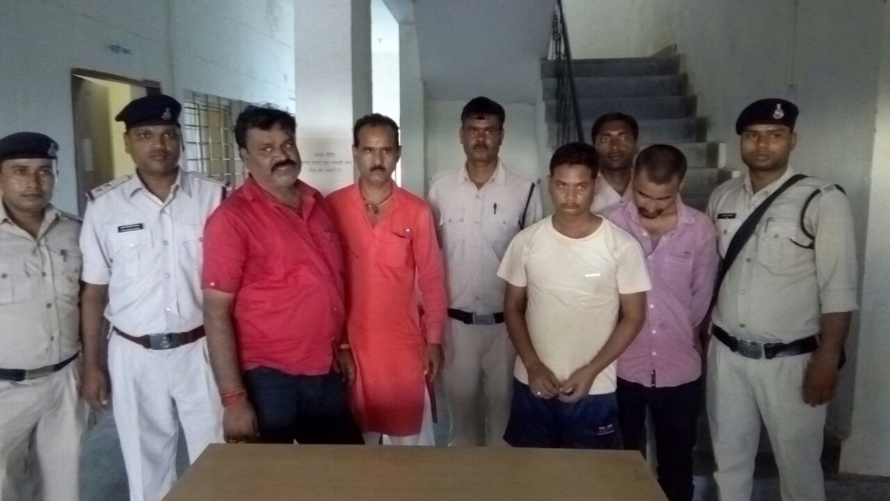 ढाबे पर रंगरेलियां मानते चार युवक व एक महिला गिरफ्तार, ढाबा मालिक फरार | New India Times