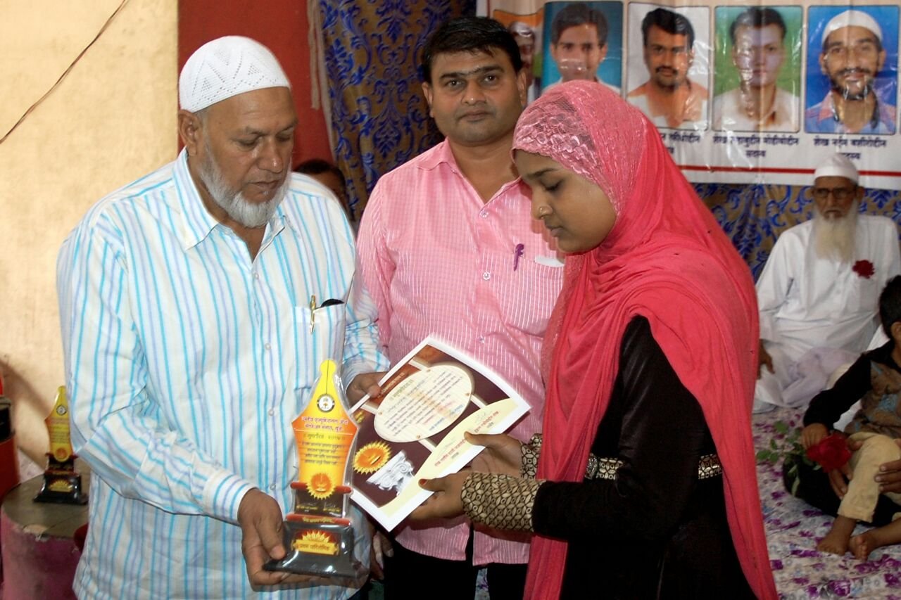 उम्मीद एजुकेशनल संस्था ने किया मेघावी छात्राओं को सम्मानित | New India Times