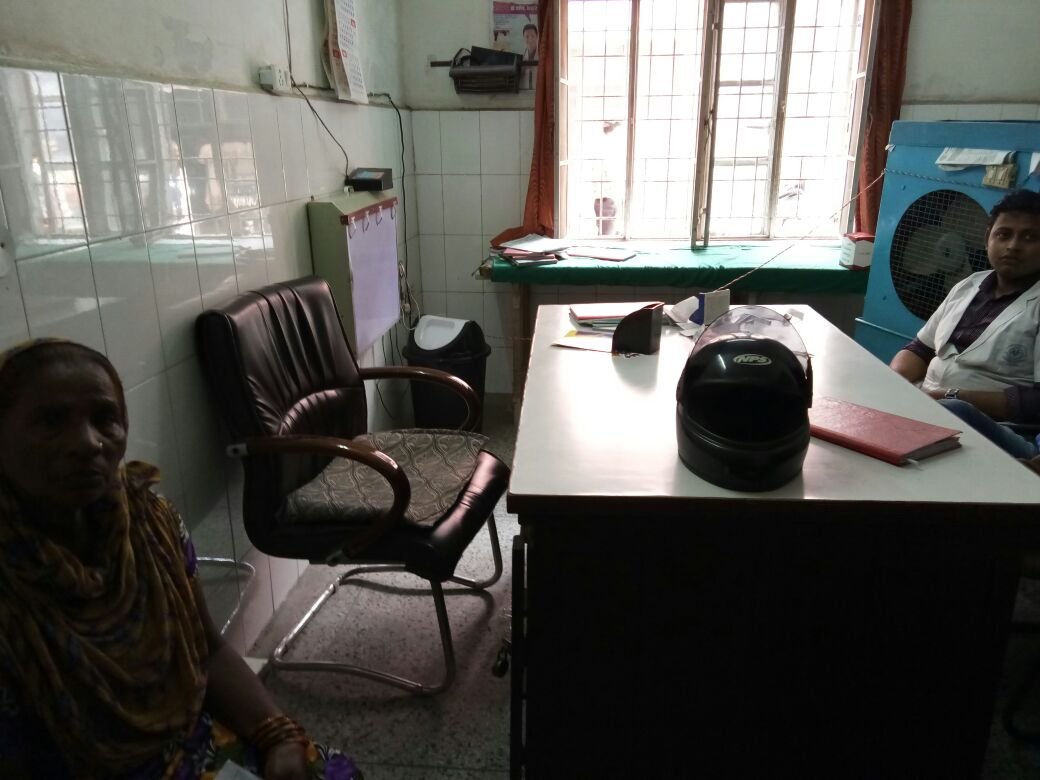 झांसी जिला अस्पताल में सी एम एस समेत डॉक्टर नदारद, घंटों लाइन में लगे मरीज दिखे परेशान, जिला अस्पताल में सुविधाओं का जबरदस्त अभाव | New India Times