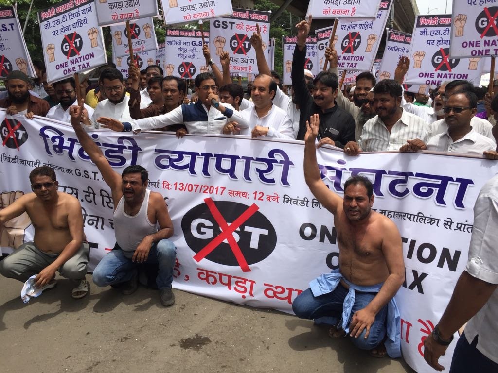 जीएसटी के विरोध में भिवंडी व्यापारी संगठनों का विशाल मर्चा,कपड़े से जीएसटी हटाने की मांग, जेटली मुर्दाबाद के लगे नारे | New India Times