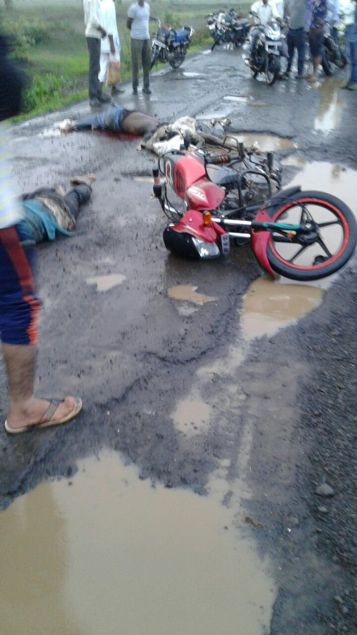 डंपर की टक्कर से दो बाइक सवारों की मौत, एक गंभीर रूप से घायल | New India Times