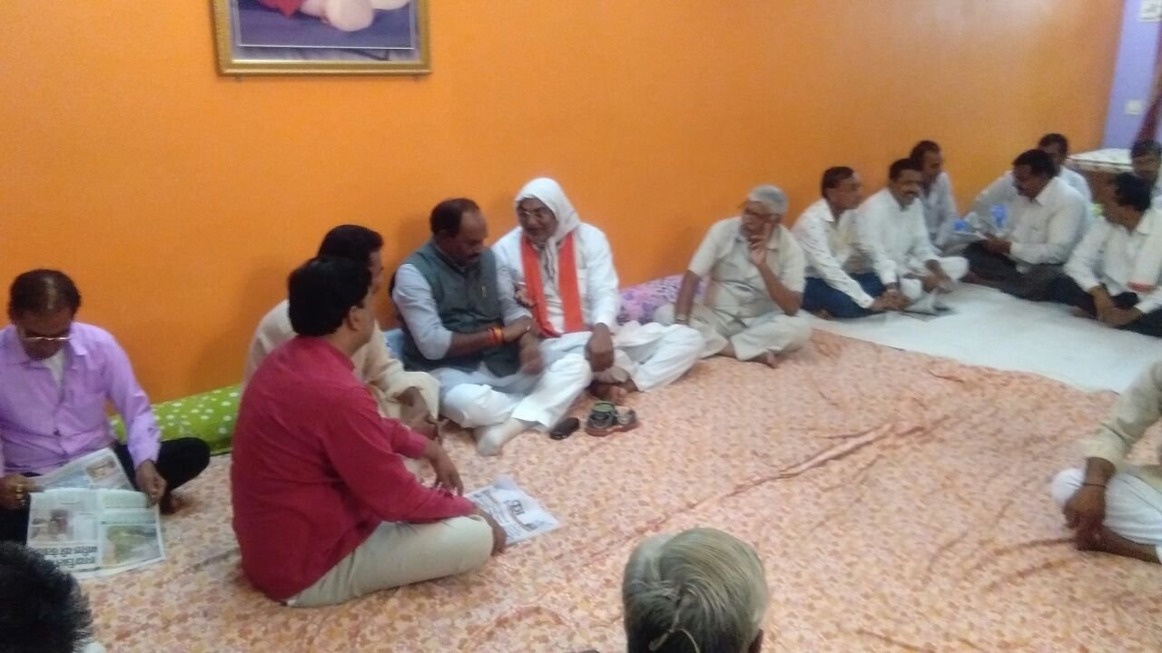 पूर्व मंत्री कमल पटेल के पूज्य पिताजी को श्रद्धांजलि देने पहुंचे प्रभारी मंत्री लाल सिंह आर्य | New India Times