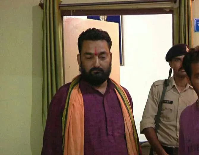 बजरंग दल नेता की गिरफ्तारी को लेकर हबीबगंज थाना में जबर्दस्त हंगामा, पुलिस हिरासत से जबरन छुड़ाकर ले गए समर्थक | New India Times
