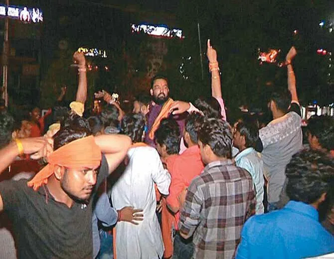 बजरंग दल नेता की गिरफ्तारी को लेकर हबीबगंज थाना में जबर्दस्त हंगामा, पुलिस हिरासत से जबरन छुड़ाकर ले गए समर्थक | New India Times