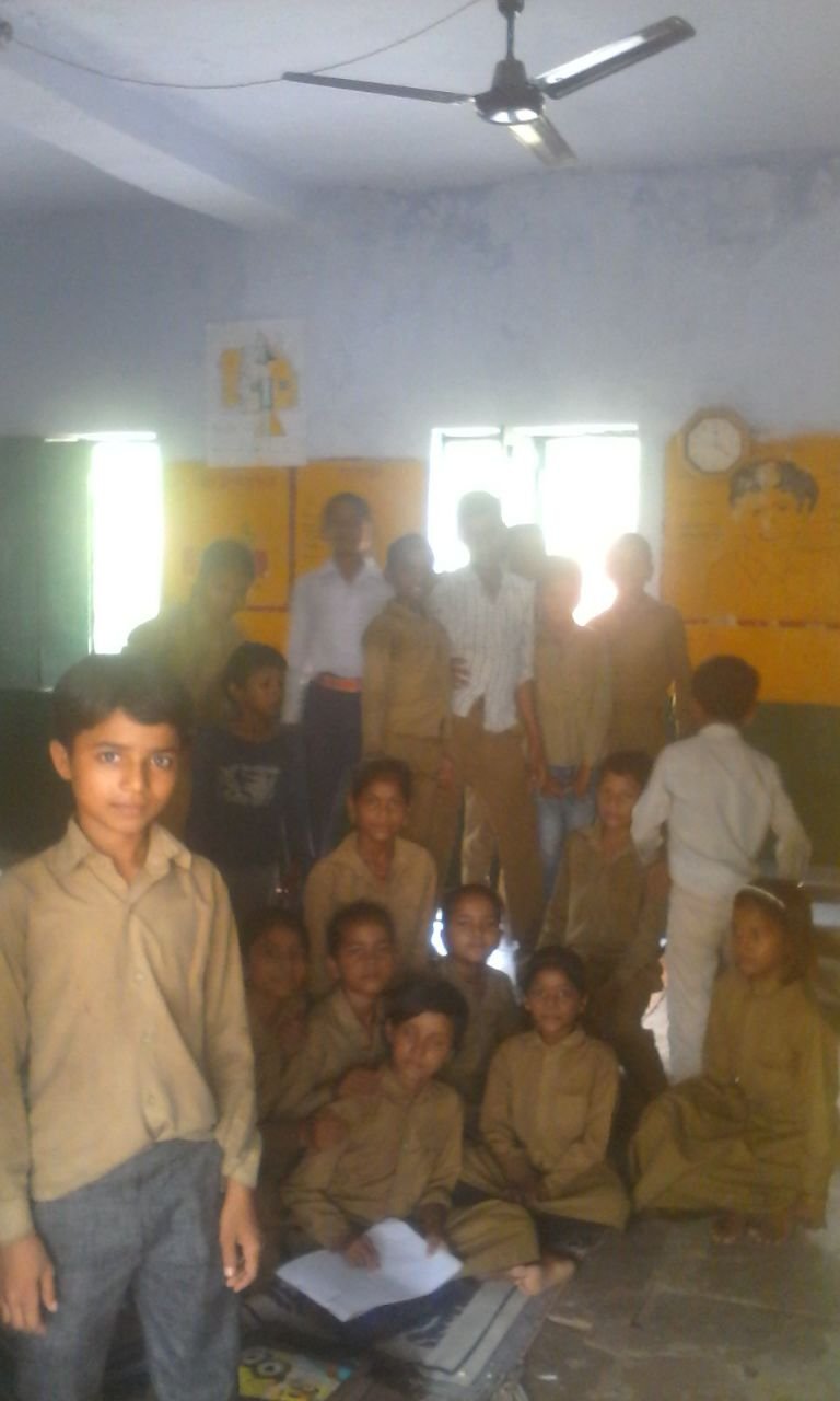 चिरगांव प्राईमरी स्कूल के छात्र व शिक्षक हैं गर्मी से परेशान, बिजली विभाग की लापरवाही से मीटर होने के बाद भी बंद है बिजली सप्लाई | New India Times