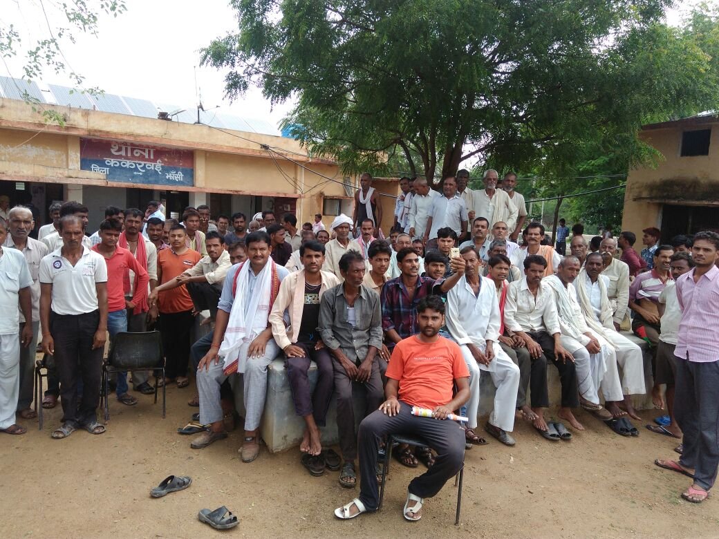 पुलिस के अभद्र व्यवहार से ग्रामीण नाराज, थाना ककरबाई का घेराव व धरना-प्रदर्शन कर की प्रभारी के निलंबन की मांग | New India Times