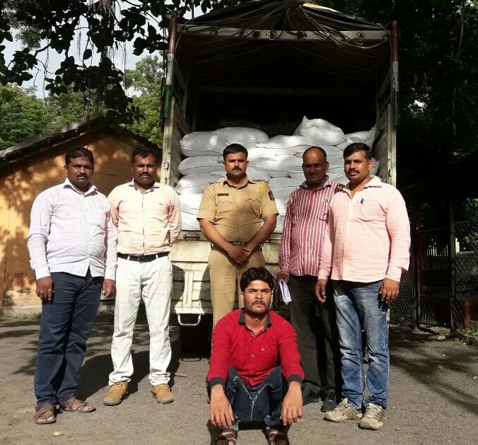 बेखौफ राशन माफिया: राशन माफियाओं के ठेंगे पर हैं बुलढाणा के कलेक्टर व एसपी, सरकारी राशन के चावल की कालाबाजारी करते हुए एक गिरफ्तार, पांच लाख का माल जब्त, नहीं रुक रही है कालाबाज़ारी | New India Times