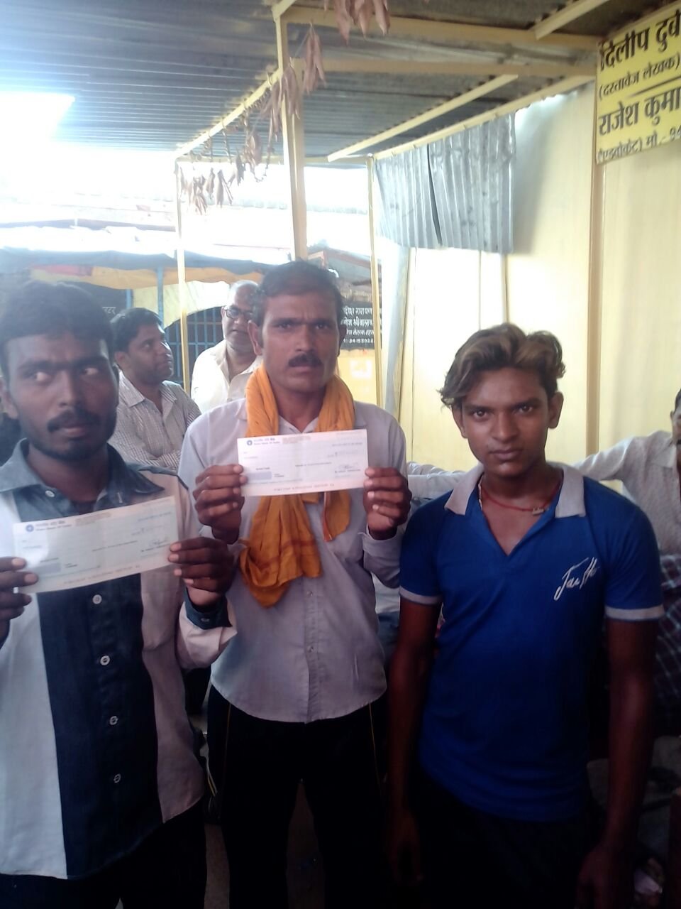 झांसी तहसील परिसर में हुआ हंगामा, रजिस्ट्री करने आए व्यक्ति को बकायादारों ने घेरा | New India Times