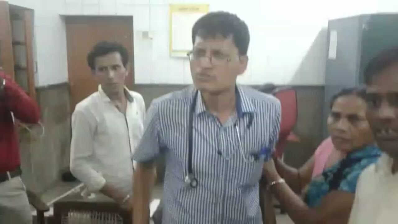 बहराइच जिला महिला अस्पताल में डॉक्टर व सहयोगियों ने किया पत्रकारों पर हमला, कलेक्टर ने दिया मामला दर्ज करने का आदेश | New India Times