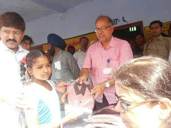 जिलाधिकारी और विधायक महसी ने बाढ़ व कटान प्रभावित क्षेत्रों का दौरा कर पीड़ितों में बांटे गृह अनुदान का स्वीकृति पत्र व खाद्यान्न | New India Times