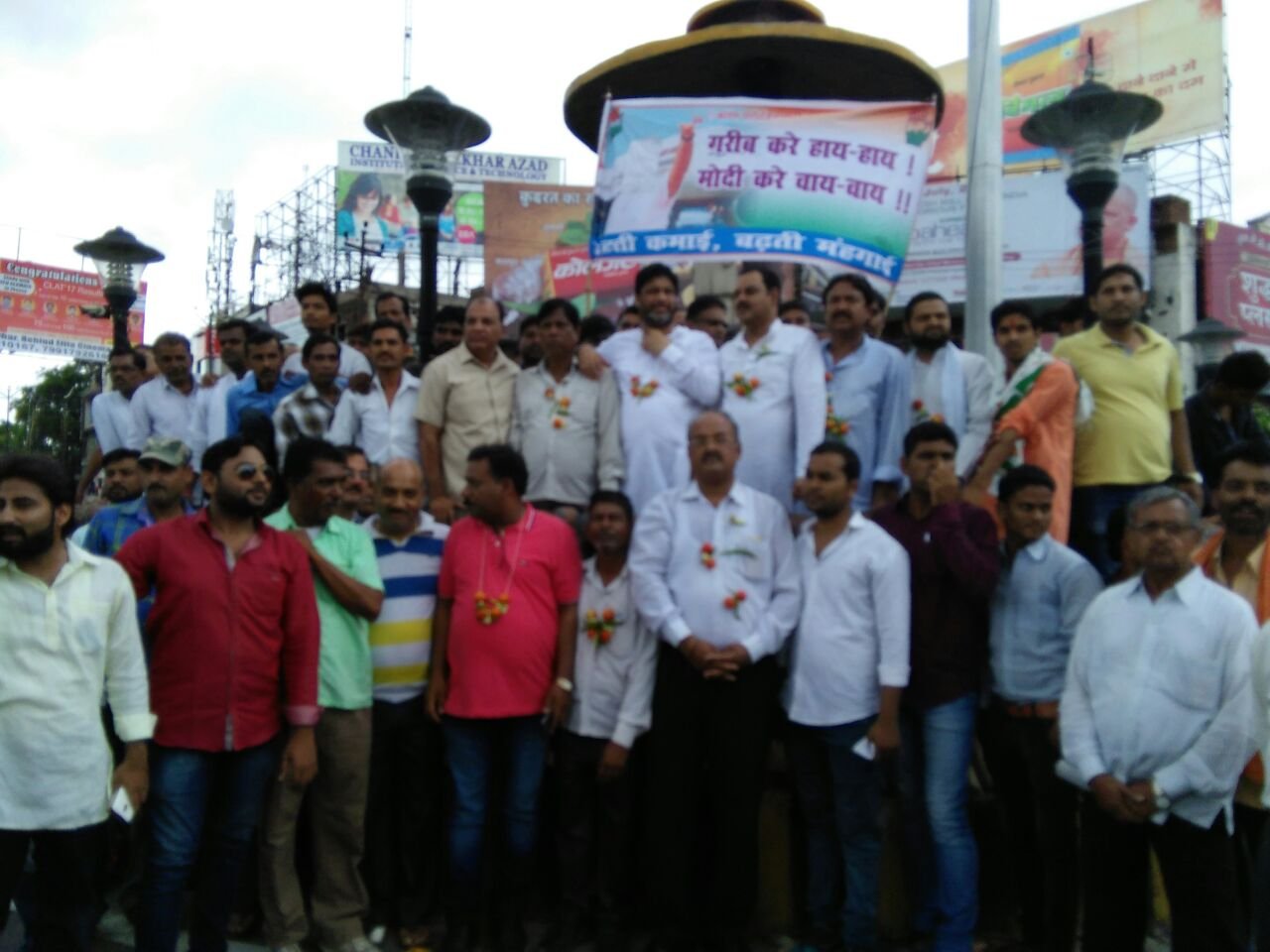 "गरीब करे हाय-हाय, मोदी करें बाय-बाय": बढती मंहगाई को लेकर कांग्रेसियों ने किया प्रदर्शन | New India Times