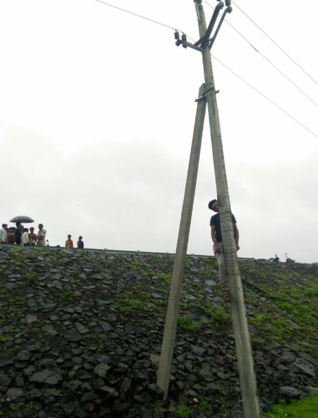 ससुराल में बिजली के खंभे से लटक कर युवक ने दी जान | New India Times