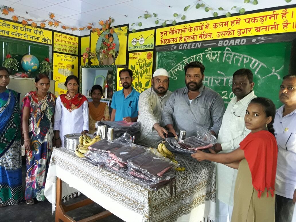114 छात्र-छात्राओं को निःशुल्क यूनिफार्म, बैग वितरित  | New India Times