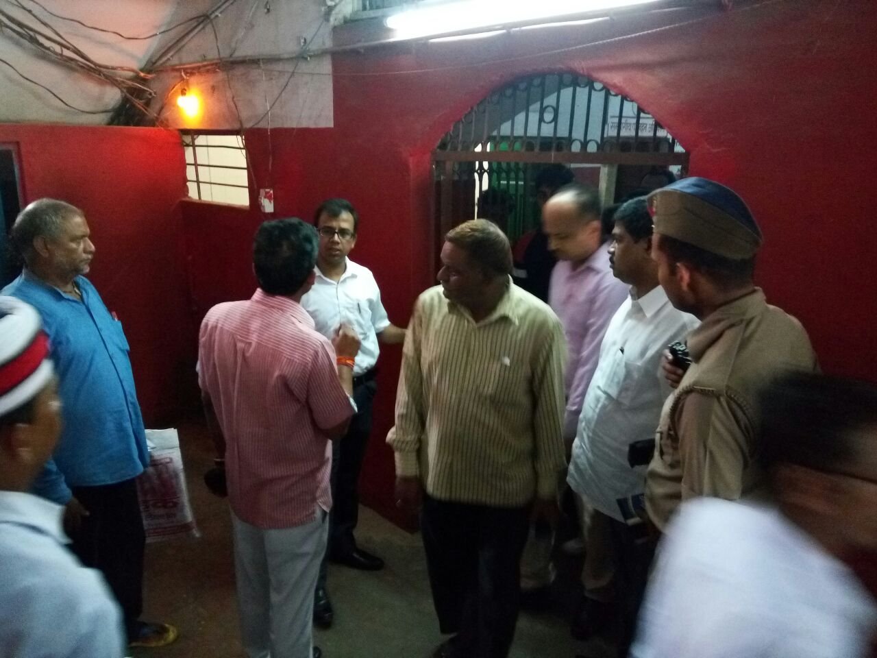 झांसी के कमिश्नर अमित गुप्ता ने आरटीओ विभाग में मारा छापा, रिश्वत मांगने की शिकायत पर हुई कार्रवाई | New India Times