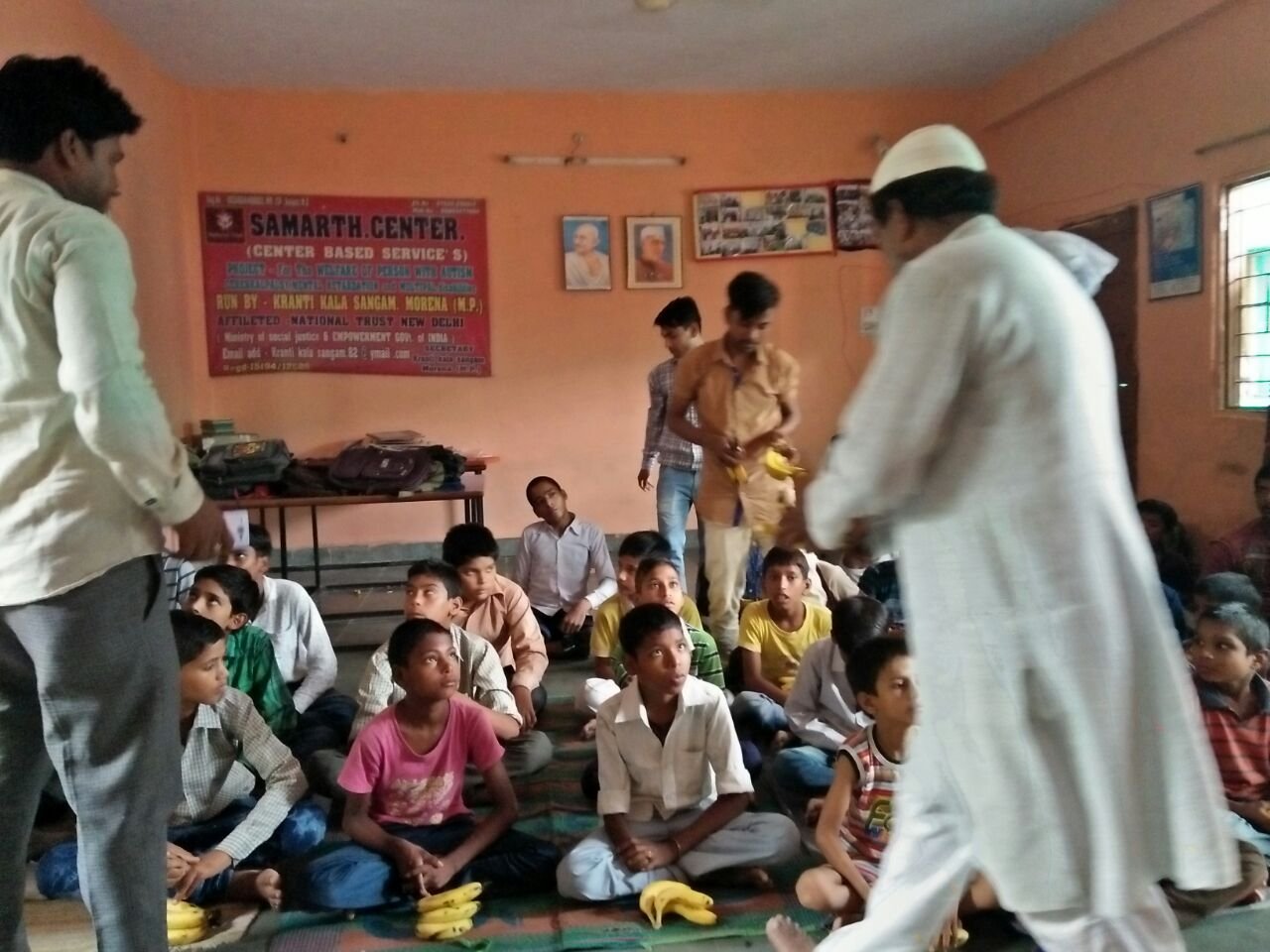 मुस्लिम महासभा मुरैना ने गरीब बच्चों में फल वितरित कर मनाया राष्ट्रीय अध्यक्षा फरीन यूनुस शेख का जन्मदिन  | New India Times