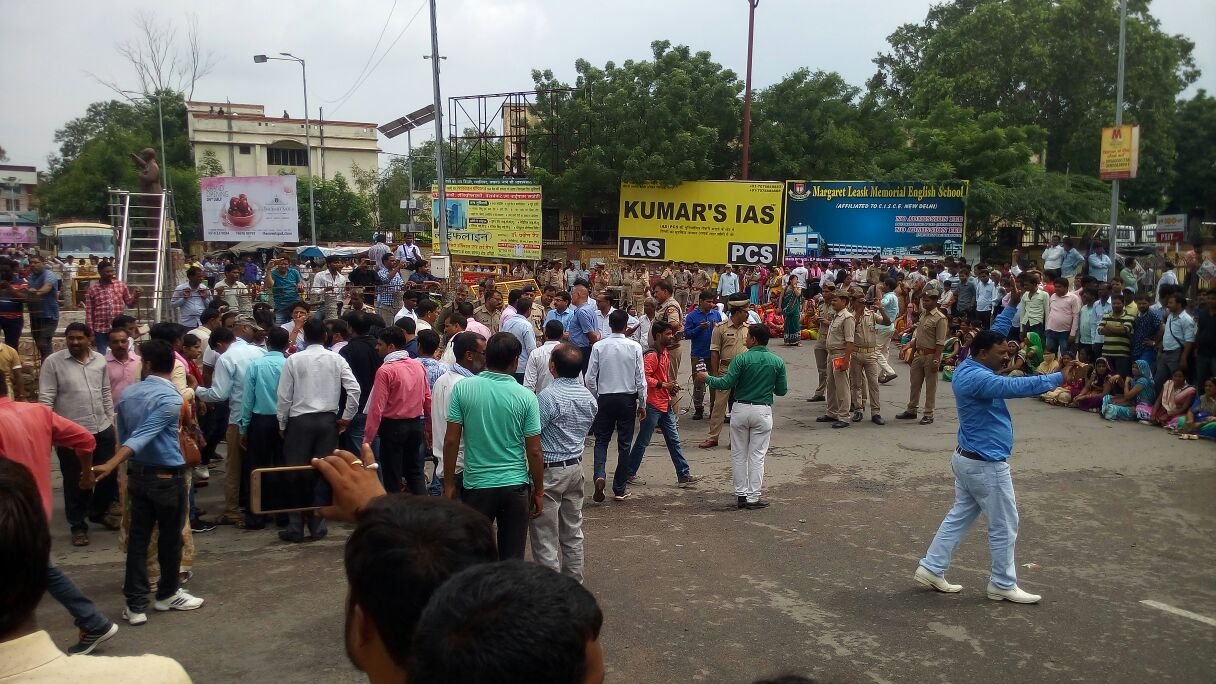 सुप्रीम कोर्ट के आदेश के बाद उत्तर प्रदेश के शिक्षामित्र उतरे सड़कों पर, झांसी के कचहरी परिसर में जबर्दस्त हंगामा, भारी पुलिस बल तैनात | New India Times