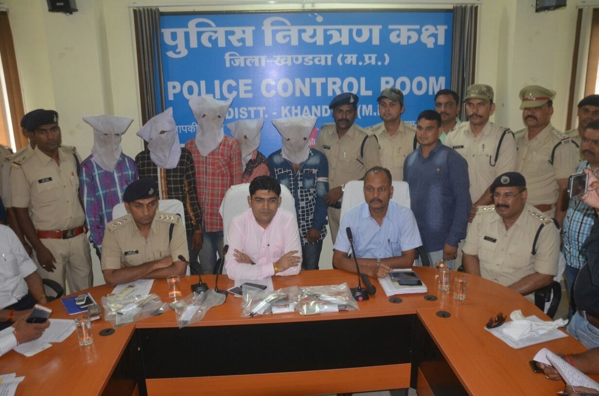 खंडवा में पांच डकैत गिरफ्तार, बड़ी मात्र में हथियार बरामद | New India Times