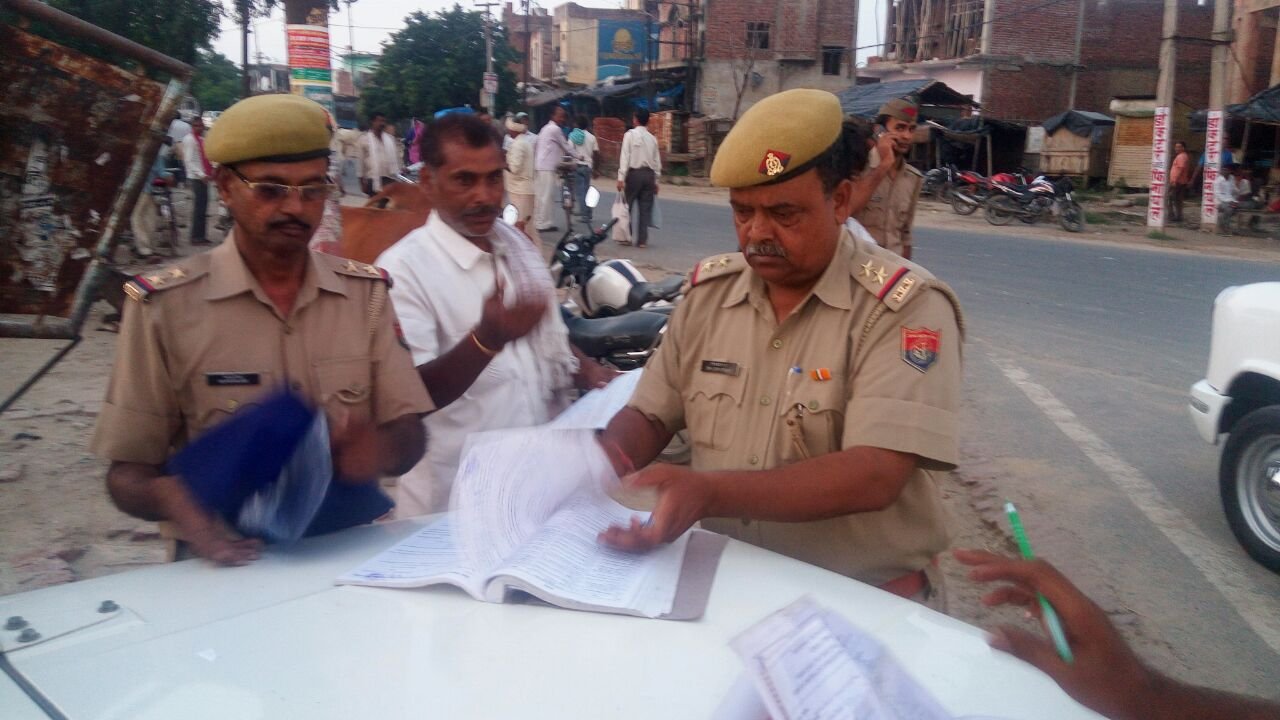 भोंगाव में चला सघन वाहन चेकिंग अभियान, एसपी मैनपुरी ने खड़े होकर करायी चेकिंग | New India Times