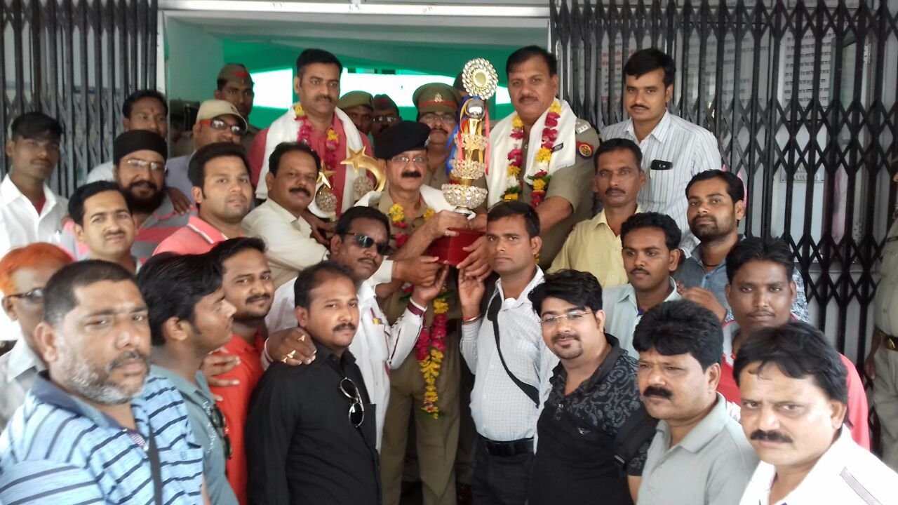 पत्रकारों ने एसएसपी जेके शुक्ला, एसपी सिटी देवेश पांडे, स्वाट टीम प्रभारी विक्रम सिंह, शहर कोतवाल एपी सिंह को शॉल श्रीफल व स्मृति चिन्ह भेंट कर किया सम्मानित | New India Times