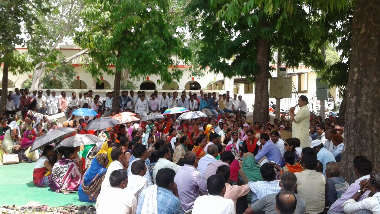 मैनपुरी में शिक्षामित्रों का प्रदर्शन 7वें दिन भी जारी, राज्यपाल के नाम ए डी एम को सौंपा ज्ञापन | New India Times