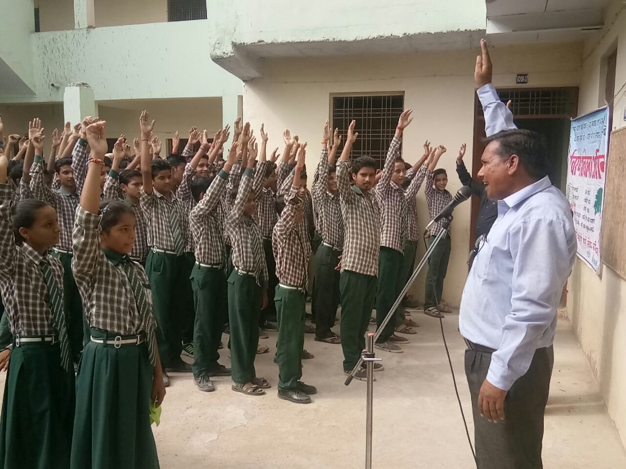 साधना विद्या निकेतन के विद्यार्थियों को दिलाया पौधरोपण कर संरक्षण देने का संकल्प | New India Times