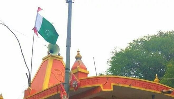 मंदिर की छत पर लहराया पाकिस्तान का झंडा, इलाके में तनाव, अज्ञात लोगों के खिलाफ मामला दर्ज | New India Times