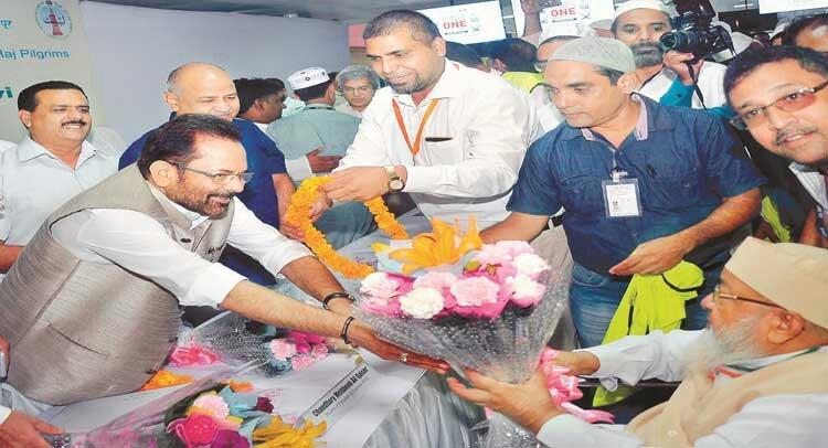 श्री मुख्तार अब्बास नकवी ने मुंबई एयरपोर्ट से 300 हज यात्रियों के पहले जत्थे को किया रवाना | New India Times