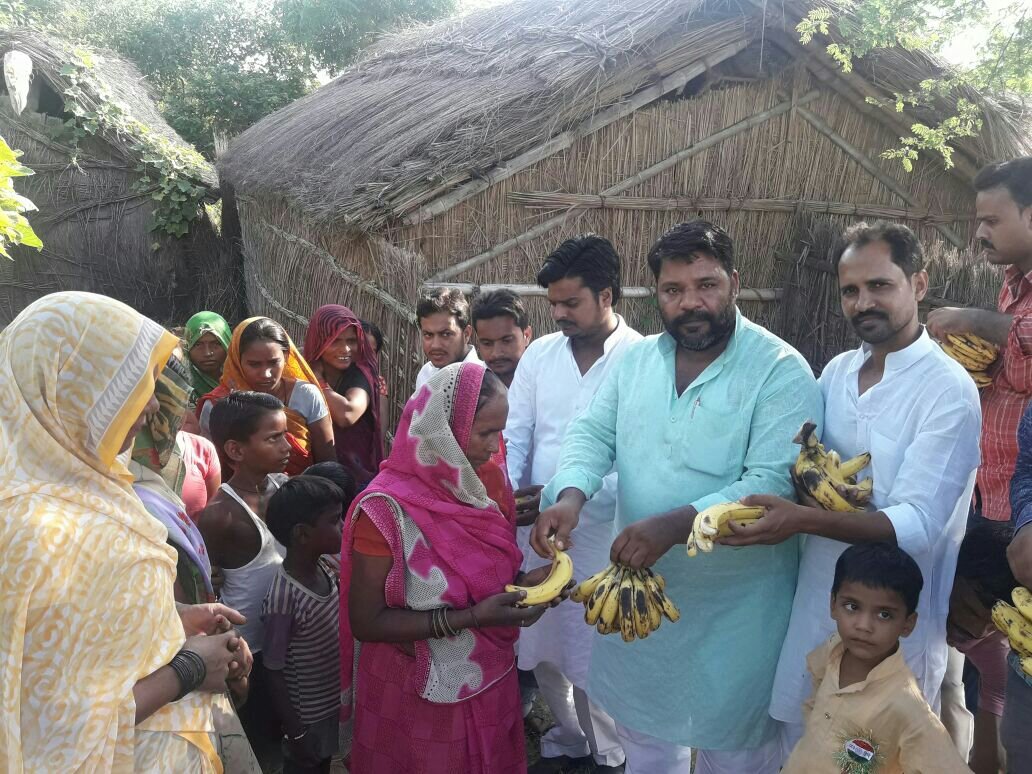 बाढ़ पीड़ितों में बांटी गई खाद्य सामग्री | New India Times