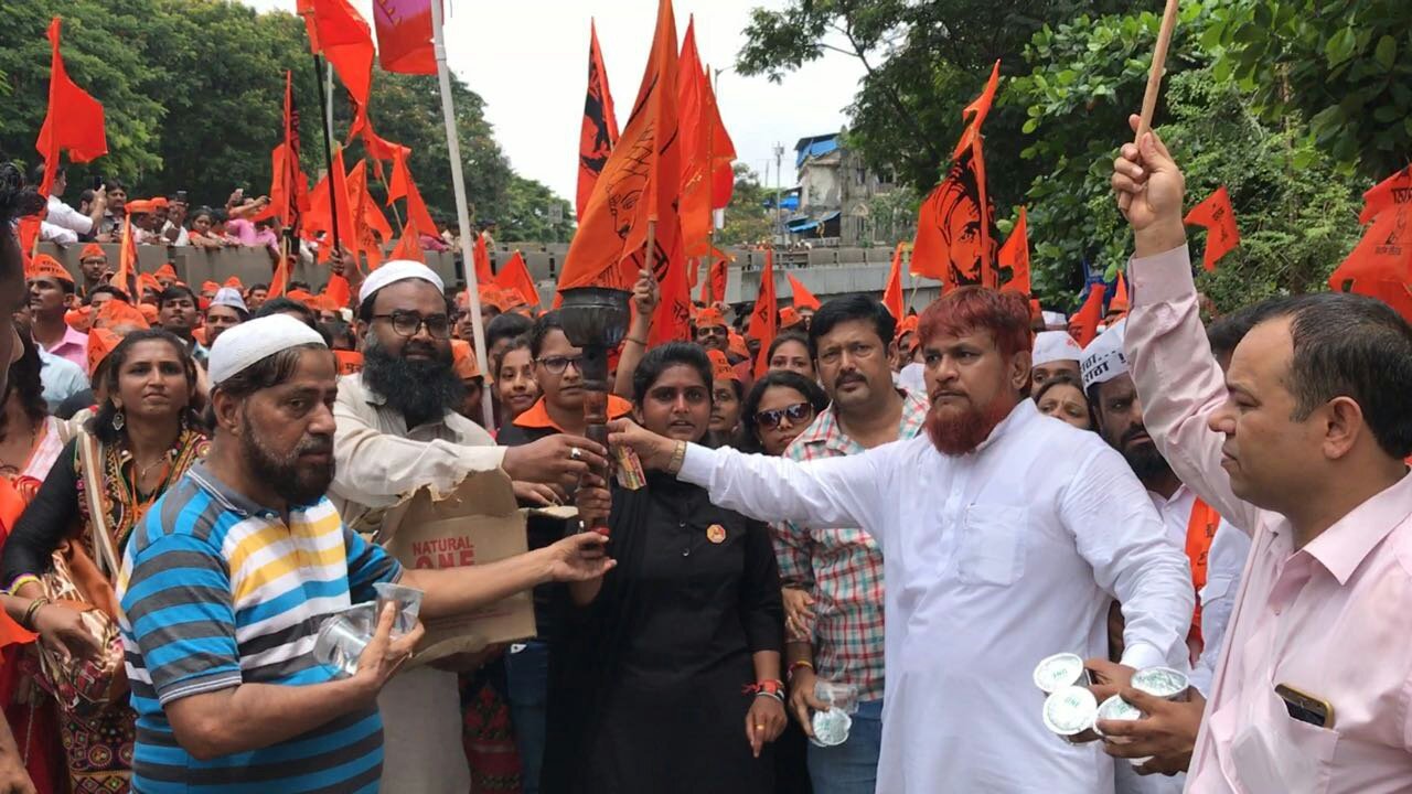 मुंबई में लगभग 10 लाख मराठाओं ने निकाली रैली, मराठों के सामने झुकी फडणवीस सरकार, मुंबई के मुस्लिम संगठनों ने भी किया सपोर्ट | New India Times