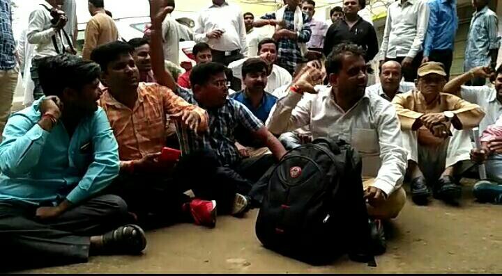 पत्रकारों ने प्रभारी मंत्री और जिला प्रशासन के खिलाफ किया विरोध प्रदर्शन, विविध मांगों को लेकर प्रभारी मंत्री को सौंपा ज्ञापन | New India Times