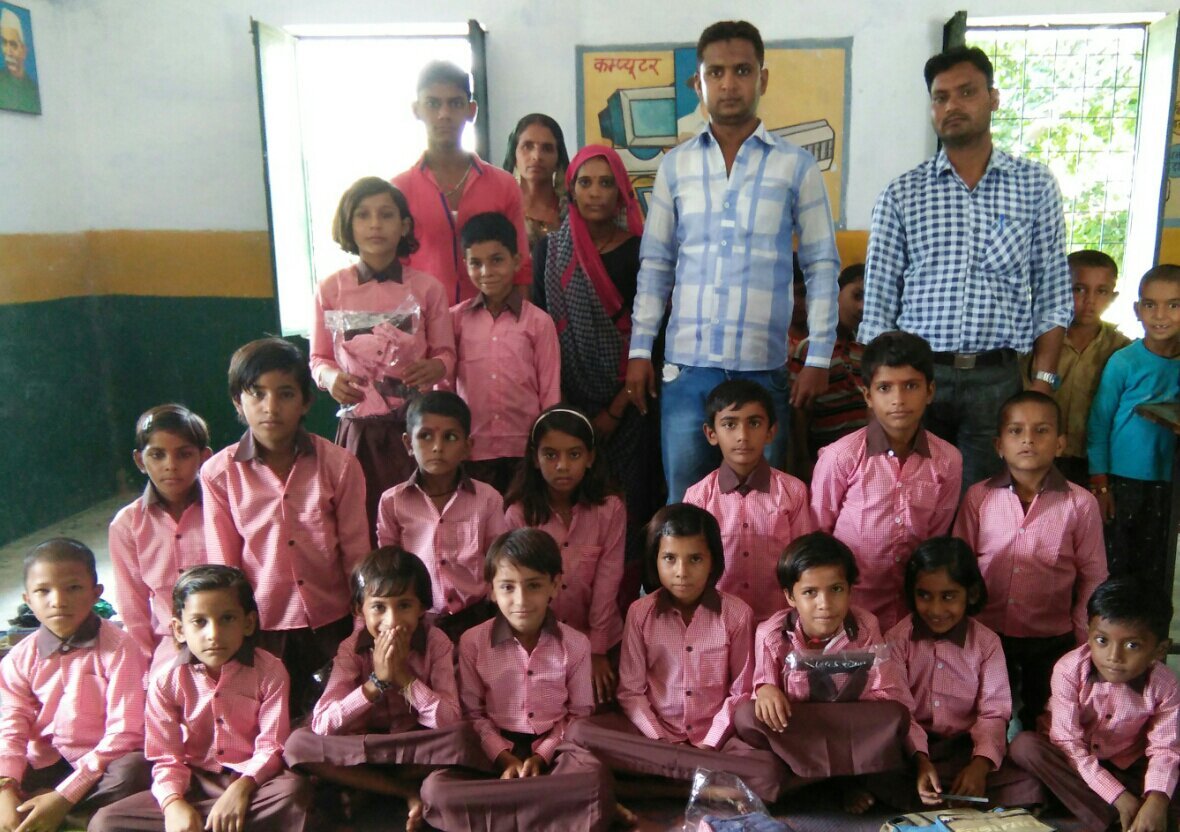 यूनिफॉर्म पाकर खिल उठे बच्चों के चेहरे  | New India Times