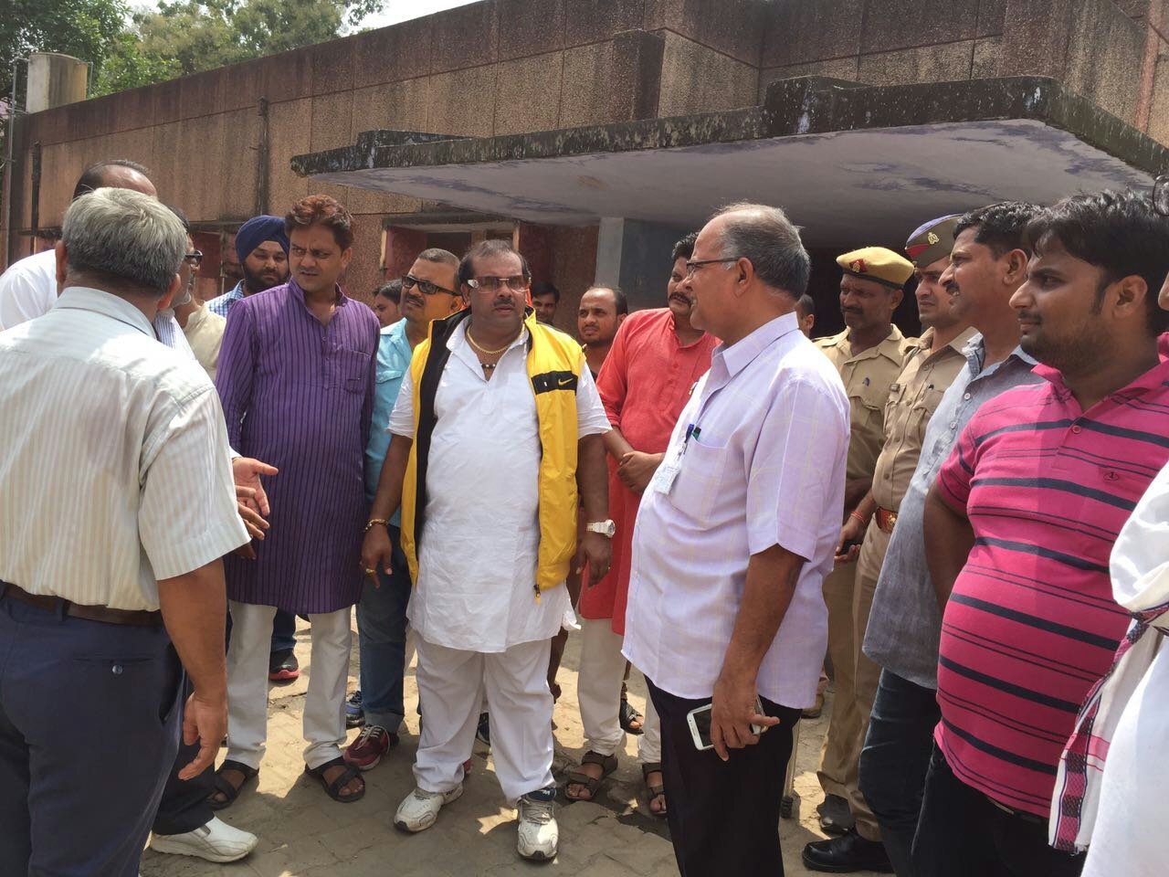 बहराइच जिला अस्पताल में भाजपाईयों ने चलाया स्वच्छता अभियान  | New India Times