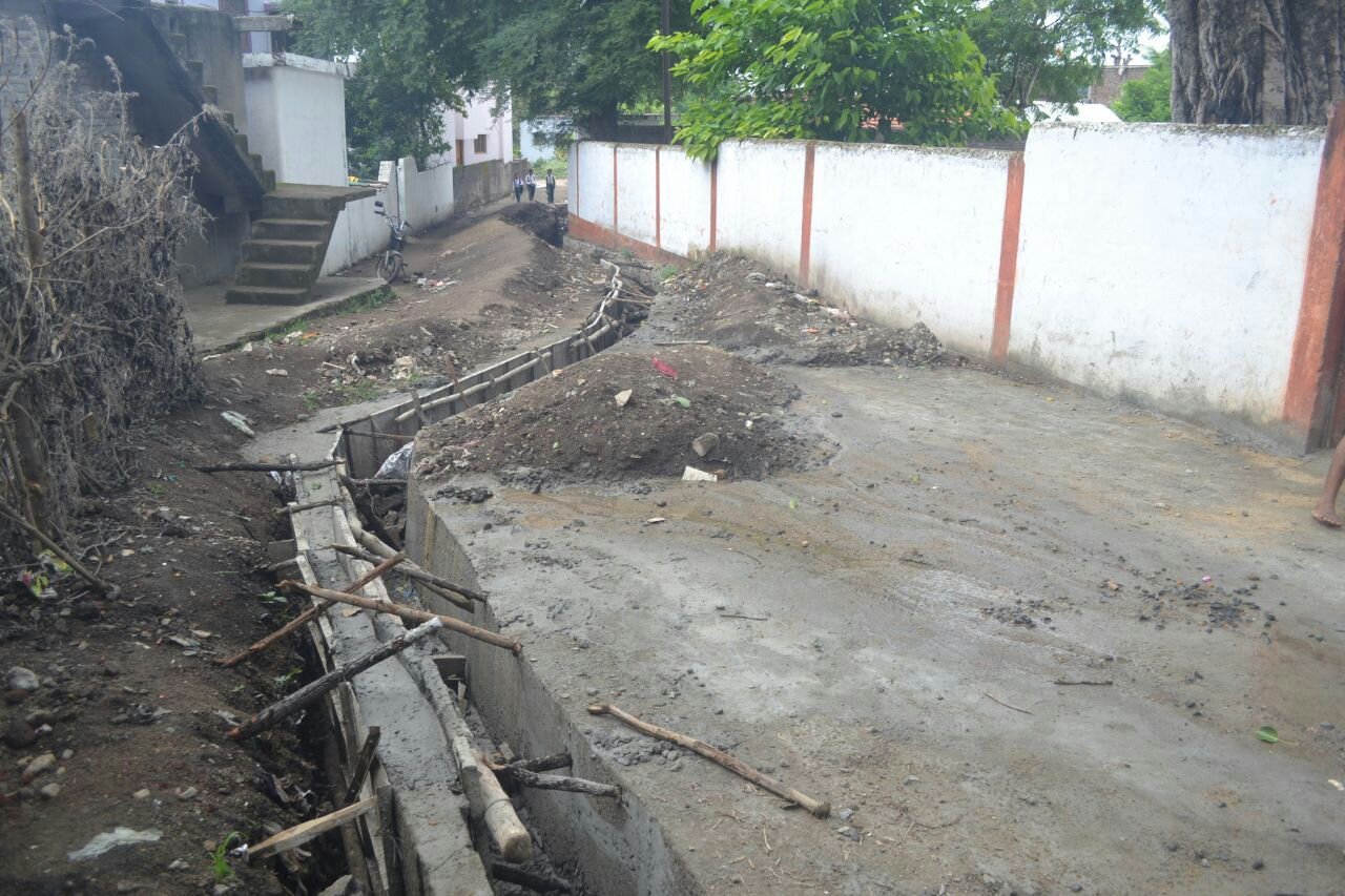 शासकीय मापदण्ड को ताक पर रखकर हो रहा है नाली निर्माण कार्य,  अधिकारीयों पर घटिया निर्माण कार्य को संरक्षण देने का आरोप | New India Times