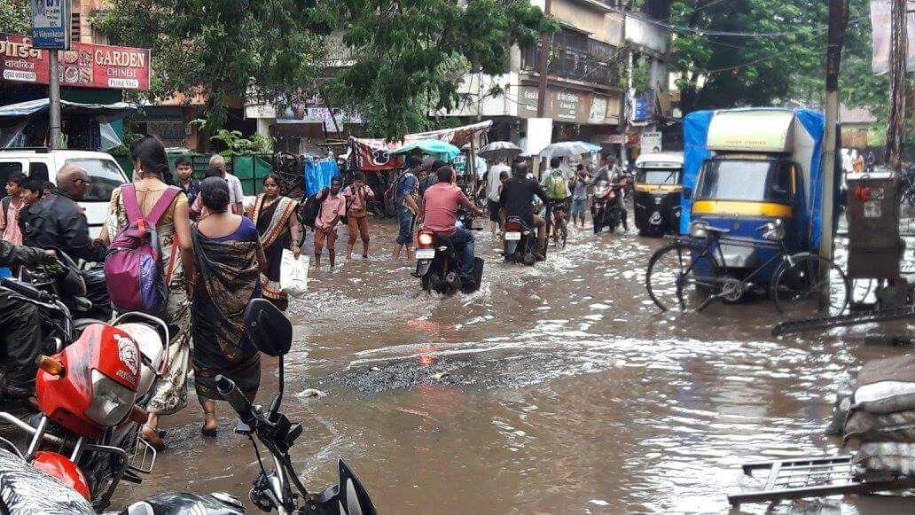 भिवंडी व आसपास में दो दिनों से हो बरसात से रास्ते जलमग्न, जीवन हुआ अस्त-व्यस्त | New India Times