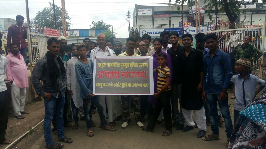 घरकुल लाभार्थियों ने नगर परिषद कार्यालय पर निकाला मोर्चा, घरकुल में मूलभूत सुविधाएं उपलब्ध कराने की मांग | New India Times