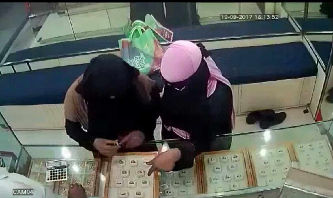बुलढाणा की सराफा दूकान में दो बुर्काधारी महिलाओं के चोरी की वारदात सीसीटीवी कैमरे में हुई कैद | New India Times
