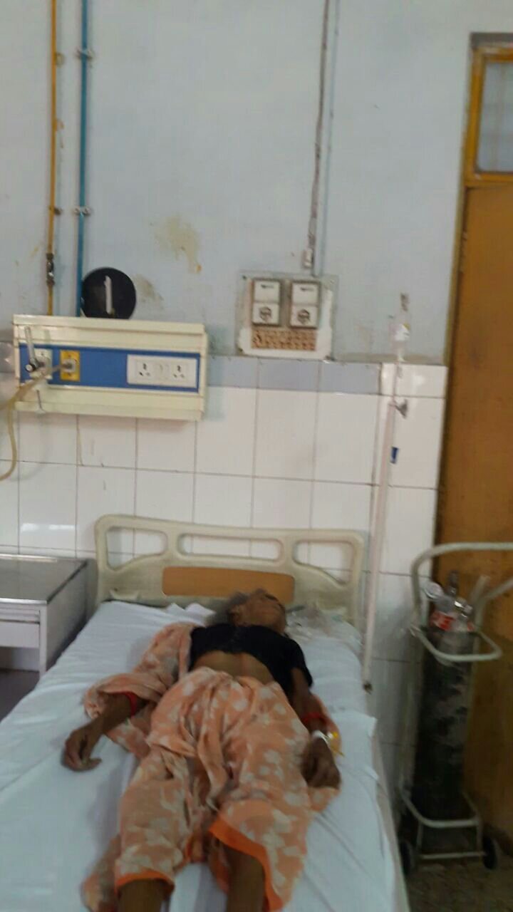 ऑक्सीजन मास्क निकलने से हुयी वृद्धा की मौत, सोते रहे लापरवाह स्वास्थ्य कर्मी | New India Times
