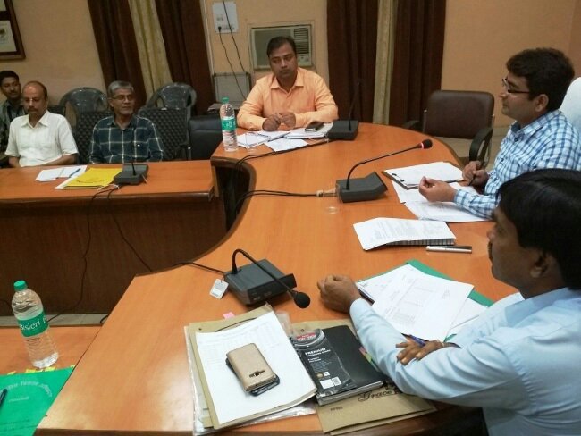 नई सड़कों को शीघ्र पूर्ण कराने एवं खराब पड़ी सड़कों की शीघ्र मरम्मत कराने के डीएम ने दिए निर्देश | New India Times