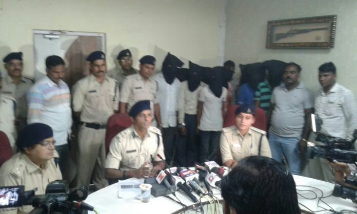 हाइवे पर आंखों में मिर्ची पाउडर डालकर लूटने वाले गिरोह का हुआ पर्दाफाश, 11 लुटेरे पुलिस हिरासत में | New India Times