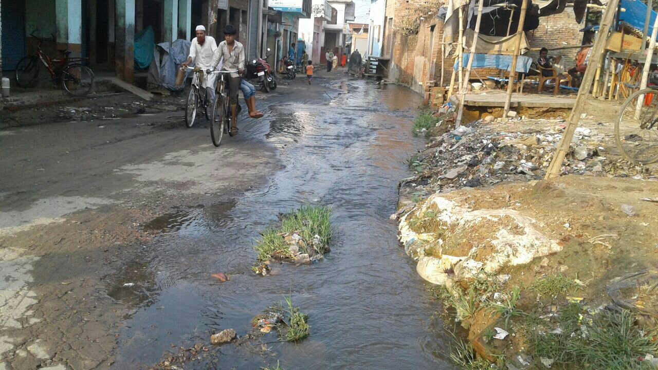 सड़क के ऊपर बह रहा है गंदा पानी, राहगीरों का चलना हुआ मुश्किल | New India Times