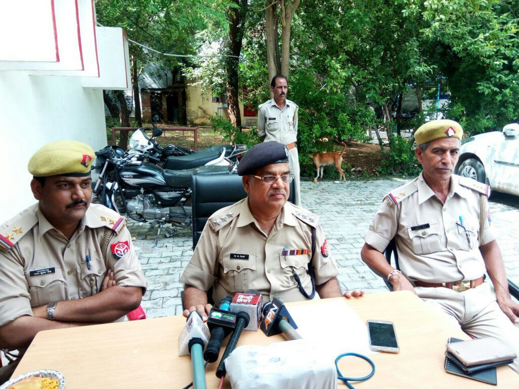 डाक्टर की पत्नी को बंधक बनाकर लूटमार करने वाले चार लुटेरे माल समेत गिरफ्तार | New India Times