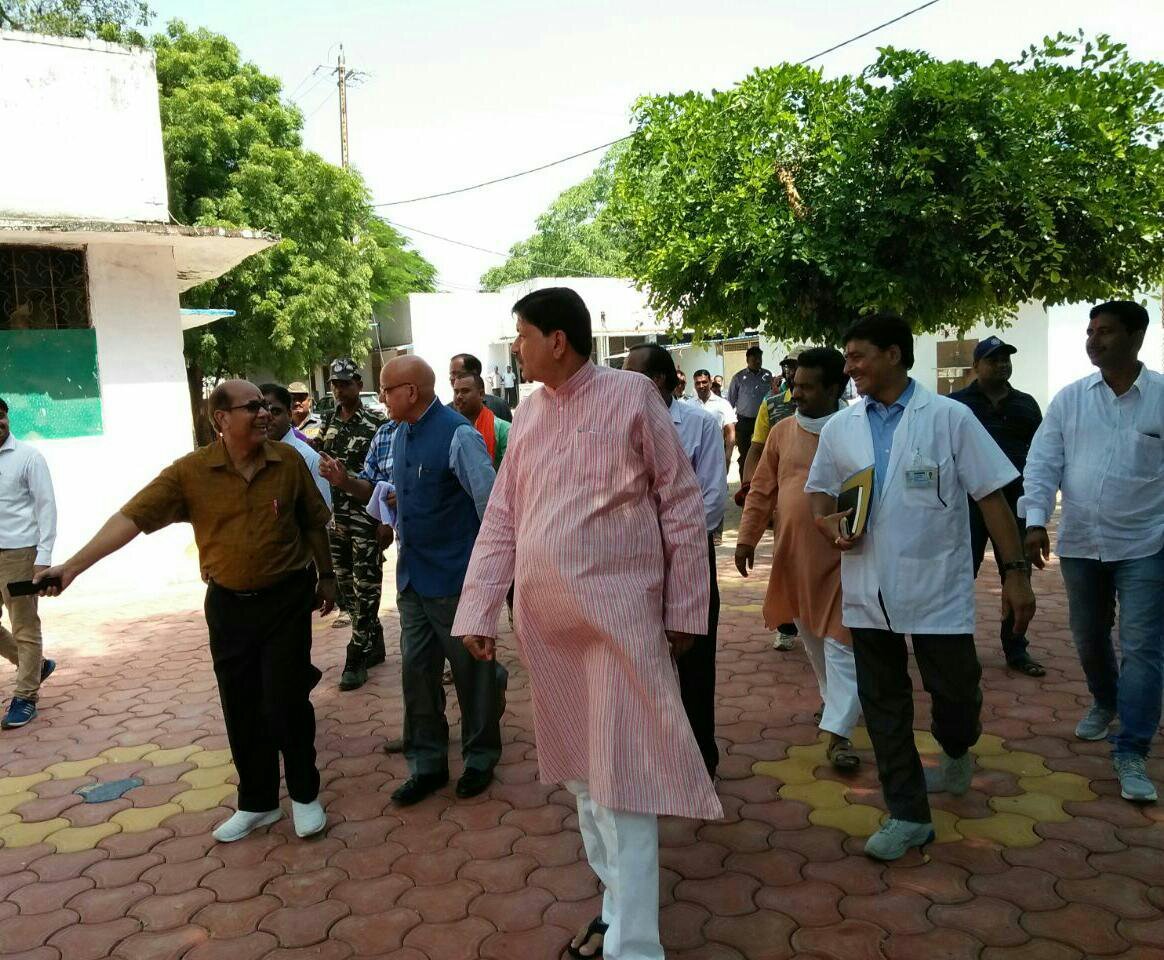 जिला अस्पताल में शासकीय ठेकेदारों द्वारा लगाया गया प्याऊ, सांसद भागीरथ प्रसाद ने किया जिला अस्पताल का निरीक्षण | New India Times