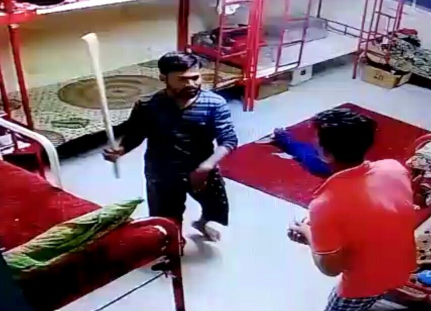 निजी हास्टल में छात्र की बेदर्दी से पीटाई, घटना बुलढाणा जिले के मेहकर थाना क्षेत्र का, वायरल हुआ वीडियो | New India Times