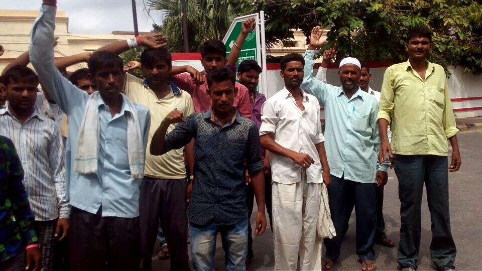 ग्राम वासियों ने अपनी मांगों को लेकर कलेक्ट्रेट व कमिश्नरी पर जोरदार प्रदर्शन कर डीएम को दिया ज्ञापन | New India Times