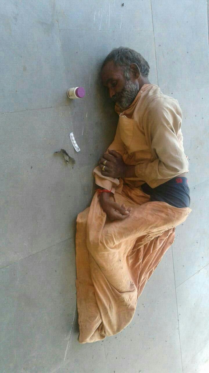 इलाज के लिए तड़पता रहा लावारिस मरीज, डॉक्टरों को नहीं आया कोई रहम | New India Times